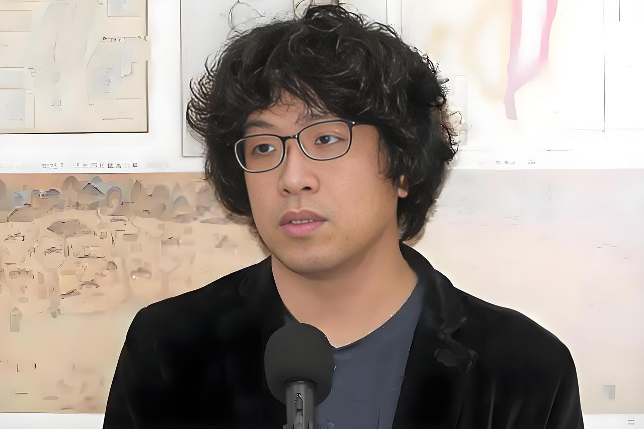 来来来！大家一起认识一下这个反华急先锋！看看他到底什么来头？让他成为过街老鼠人人