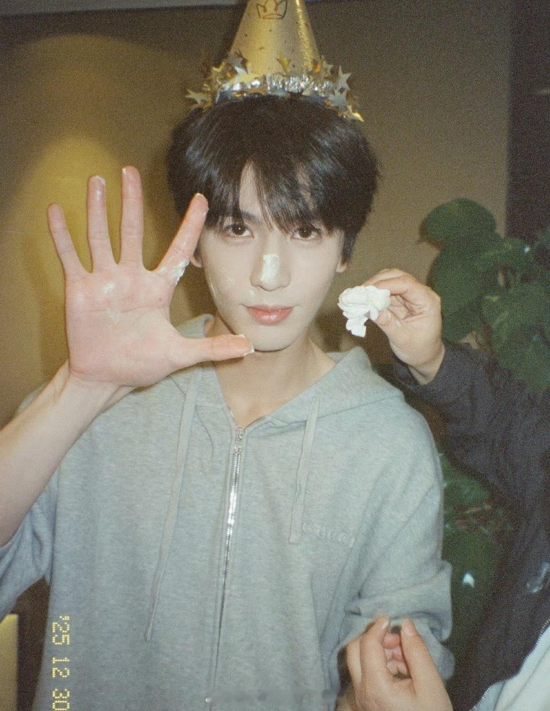 何与、张凌赫新年营业，95颜值双TOP好养眼