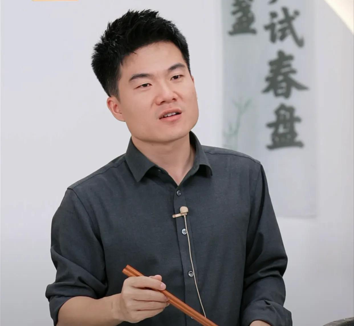 关于烧麦的事董宇辉道歉了
其实看了那天完整直播的人都知道
董宇辉在跟导演宣彤开玩