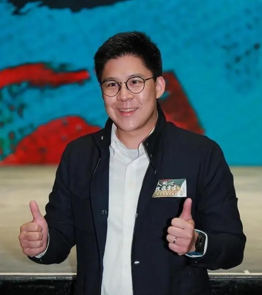 霍启刚面对镜头从容微笑：“我这辈子碰到了两个贵人，一个改变了我的性格，一个指导了