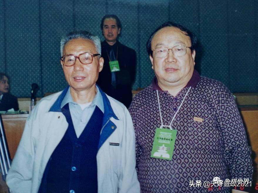 象棋棋盘方寸之间，藏着为人处世的大智慧。开局争先不冒进，稳步出子是积蓄底气；中局