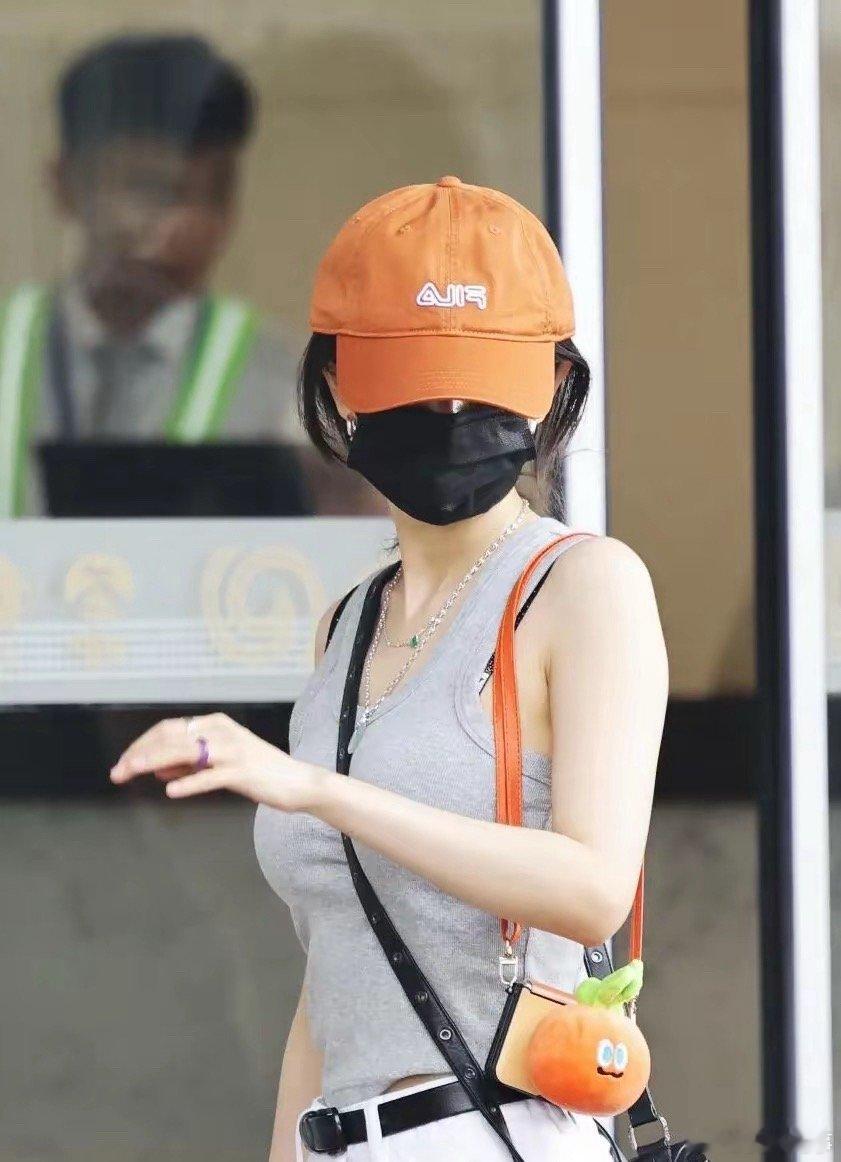 杨幂最新机场照绝美！瘦得刚刚好，美得无死角，少女感疯狂霸屏！杨幂[超话] ​​​