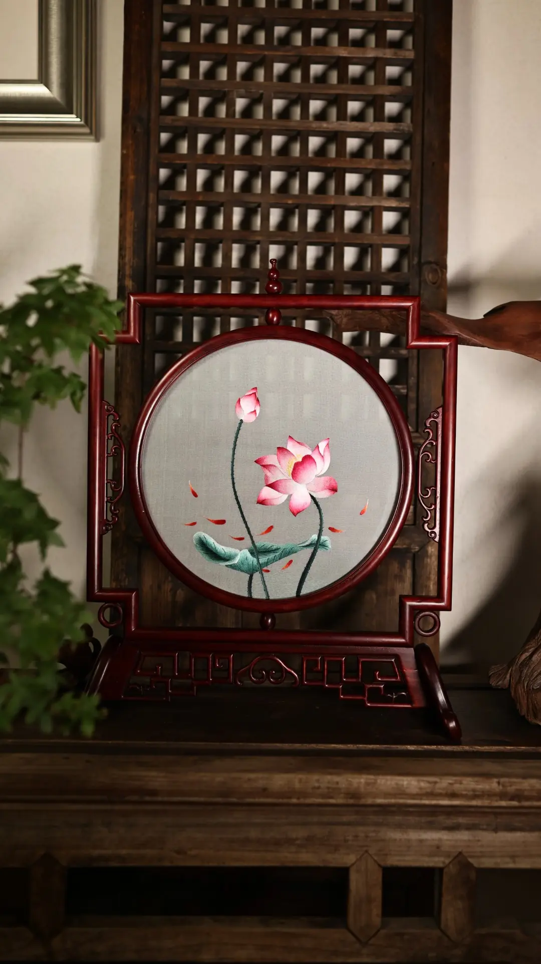 苏绣《莲花九鱼台屏》。长长久久，万事如意 自古“九”就有长久之意，“鱼...