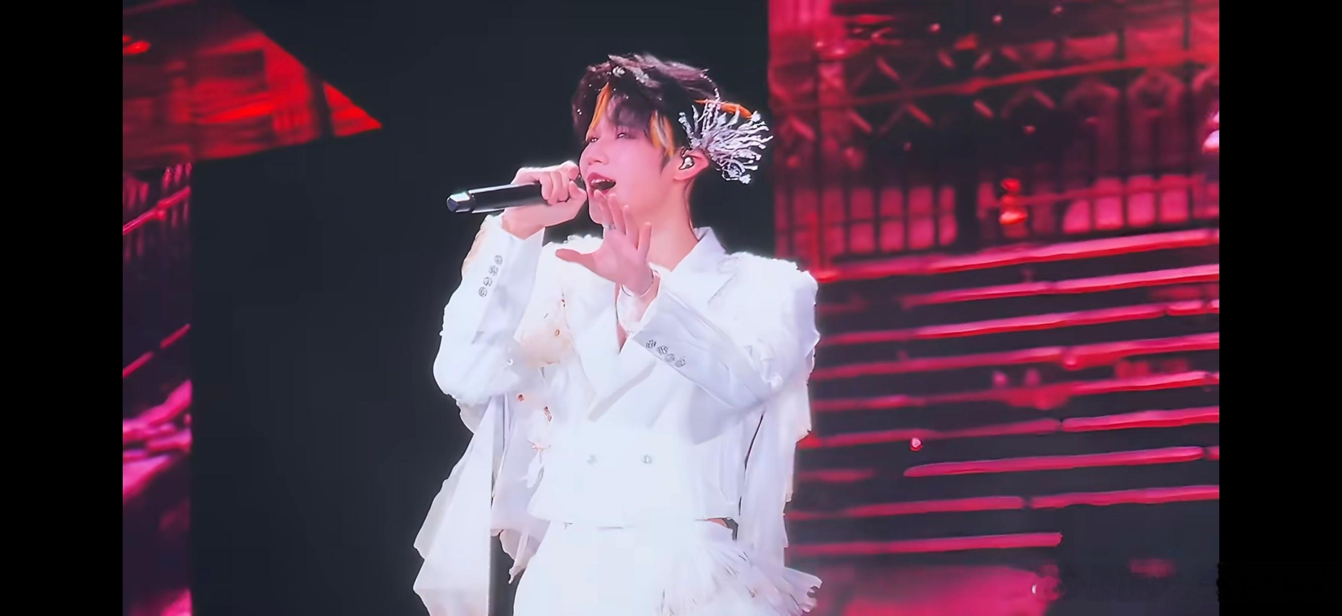 张真源演唱会幕后记录 从舞台表演到后台日常，视频完整记录演唱会全过程。张真源认真