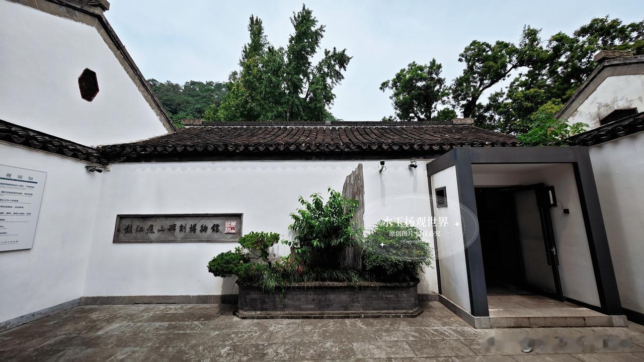 本来这次我来镇江，只打算登焦山看看长江江景，完全没料到藏在山林里的碑林，才是整座