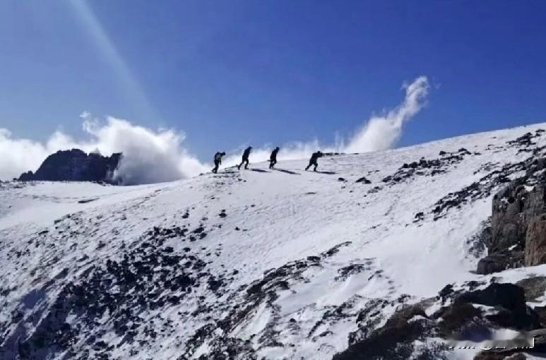 别拿鲁莽当探险！
4人闯雨崩禁区被困，31人昼夜玩命搜救太揪心
 
为拍小众美景