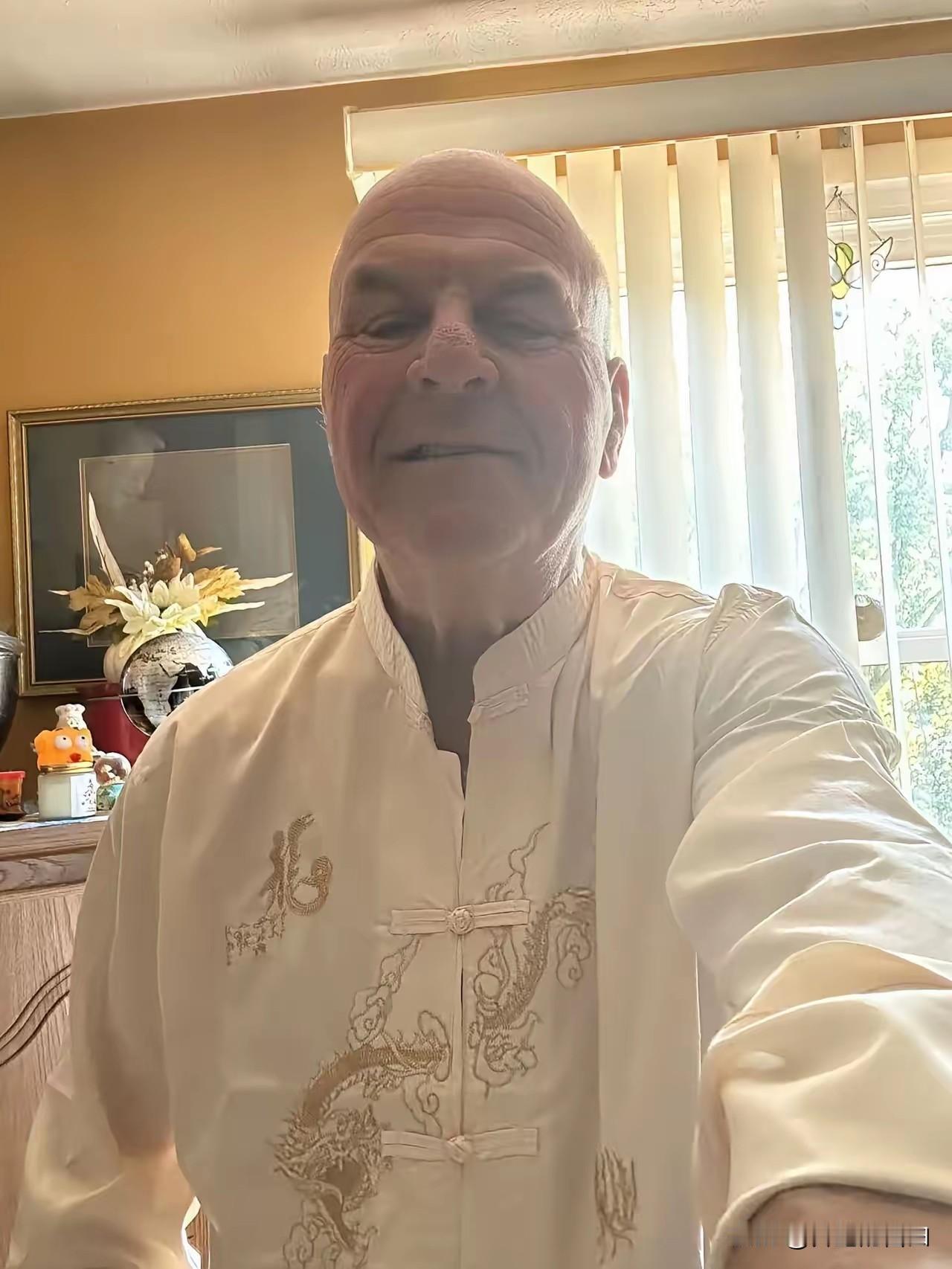 赛考斯新的衣服，中国唐装！赛考斯先生最近收到了一件来自其中国朋友的唐装。他说他非