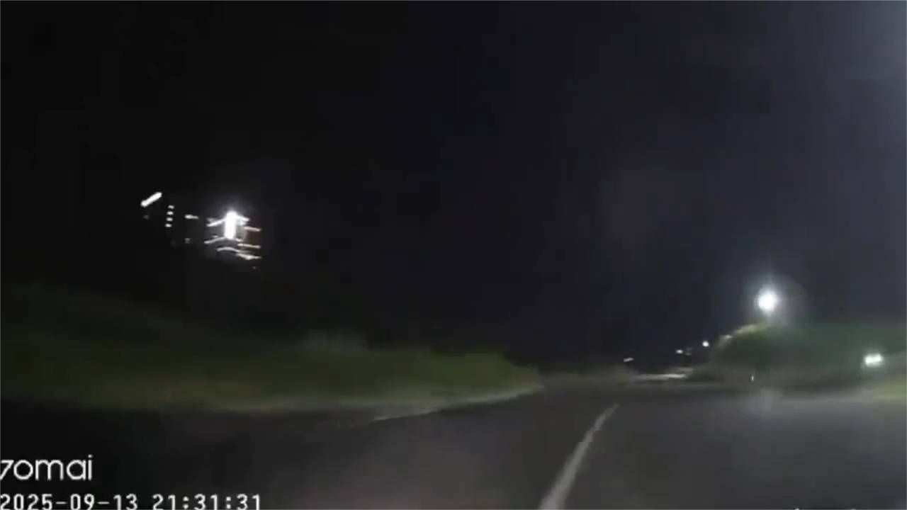 两辆车深夜飙车，一辆刹住了，一辆没刹住，这贯穿式尾灯很熟悉啊