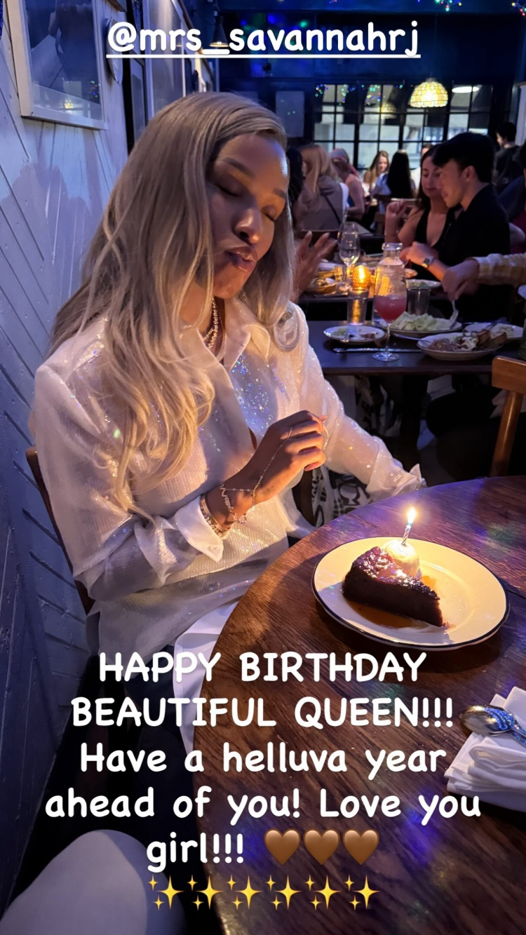 詹姆斯与萨瓦娜享受烛光晚餐并配文：祝你生日快乐，美丽的女王！你接下来的一年会非常