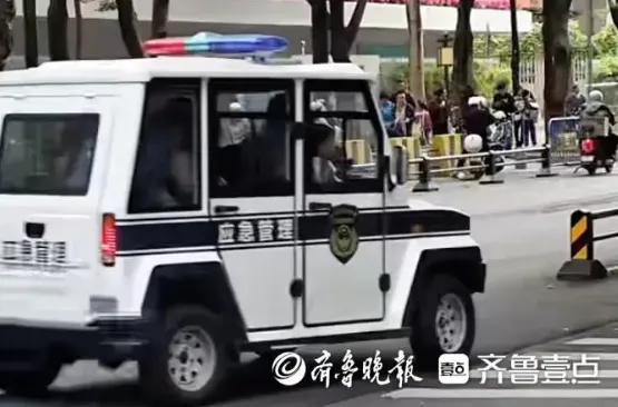 这事儿反转了！​ 深圳一辆长得像“老头乐”，涂着应急管理的车，每天准点接送孩子上