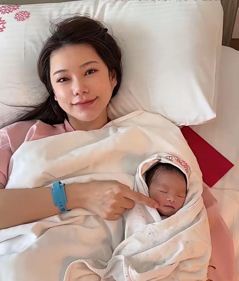 小汪宝满月了，是不是快回北京了？汪小菲晒娃，家庭生活甜蜜升级！

不得不说，小汪