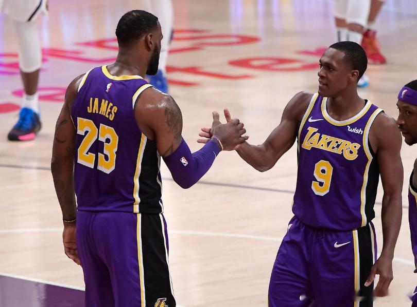 近日前NBA球星乔·约翰逊和名嘴夏普及查德·约翰逊参加了《Nightcap》节目