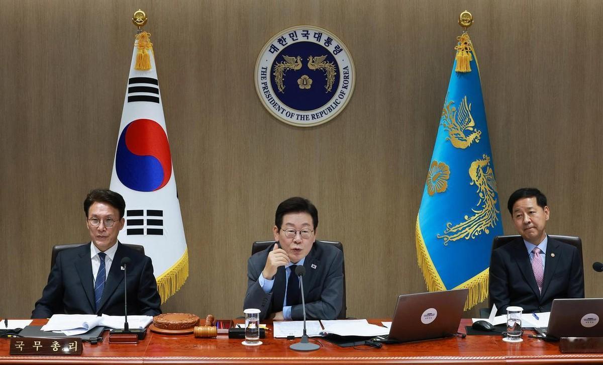 9月27日，韩国要求乌克兰道歉，因为之前乌克兰公开向韩国移交了两名朝鲜战俘。李在