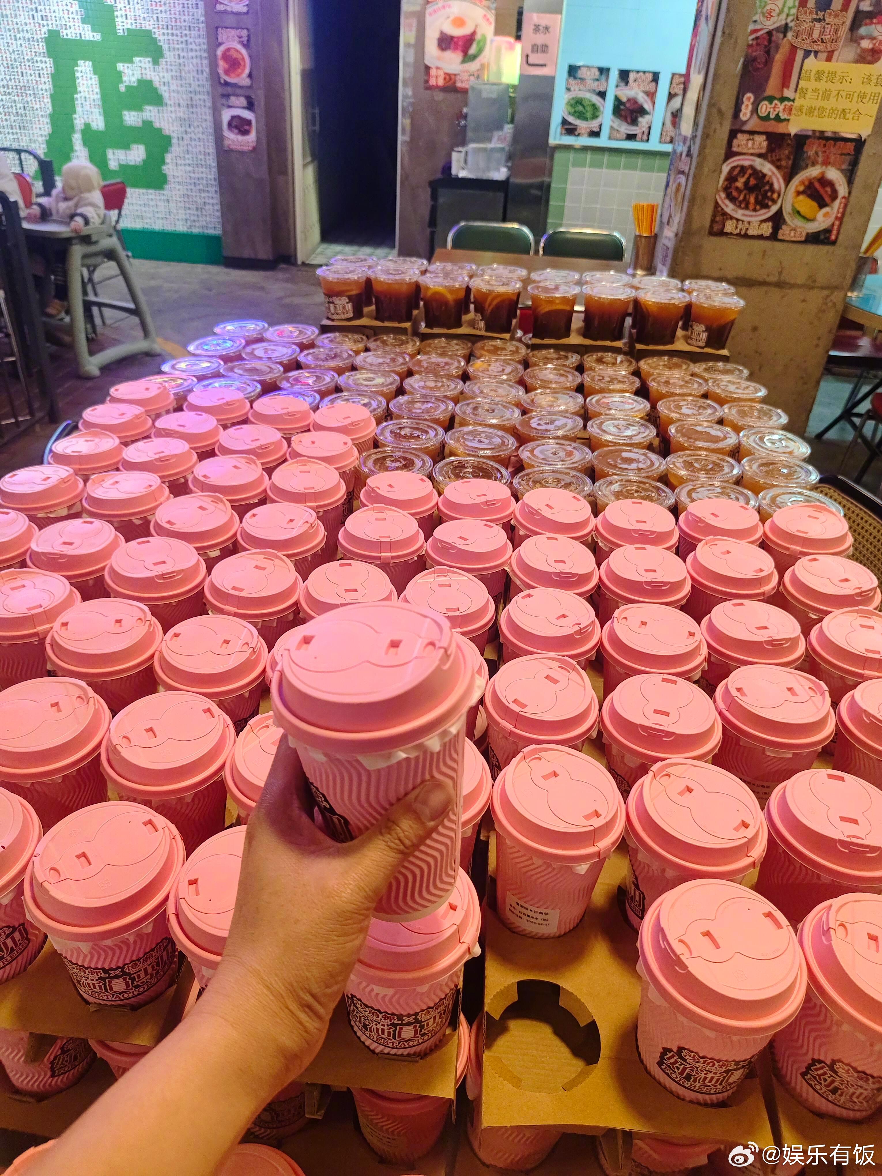 张凌赫请剧组员工喝奶茶张凌赫爱请客的漂亮哥哥 网友分享张凌赫请剧组员工喝红豆薏米