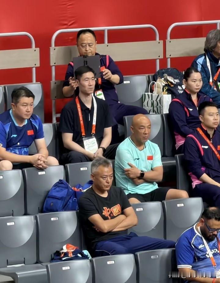 国乒看台上的老头和队友们。9.20亚运会首日女团乒乓球比赛晚间场的比赛，由中国队