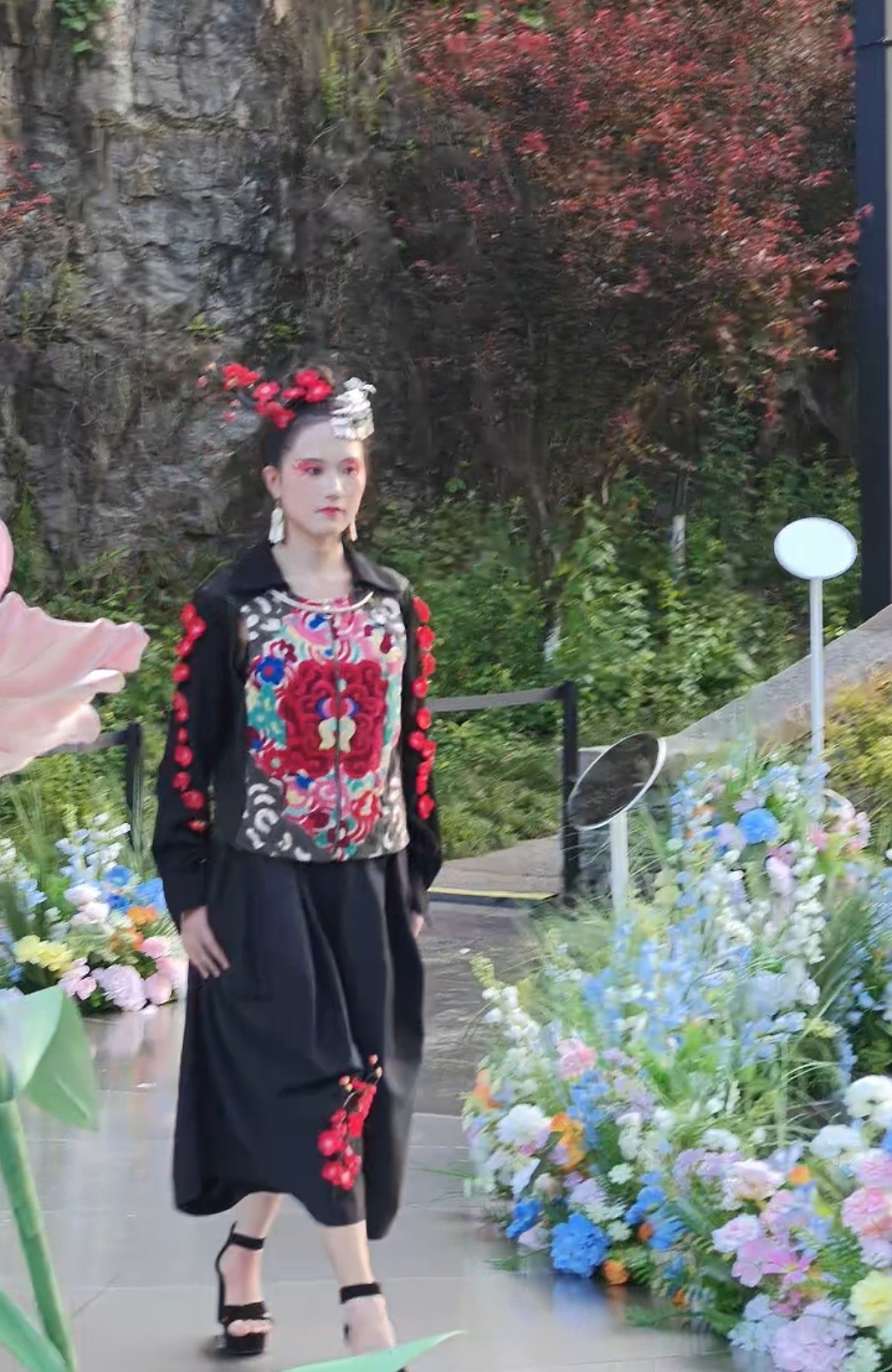 贵州村寨惊现十二花神震惊路人 美团酒店王牌体验官被十二花神硬控了！贵州村T的模特