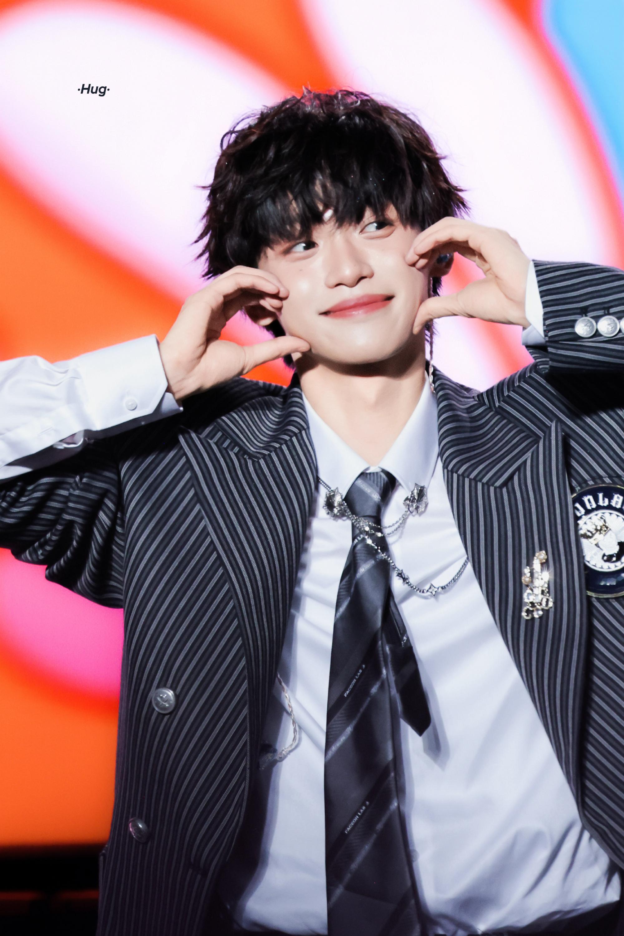 网易严选代言人梓渝 🔮梓渝﻿﻿ “玫瑰之所以是玫瑰，是风与光的眷顾，更是视线与