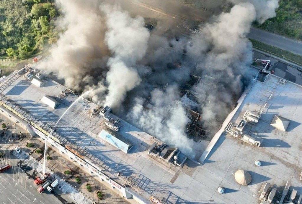 泽连斯基家乡遇袭，伤亡超百人。
8月21日，俄罗斯无人机袭击了乌克兰克里维里赫市