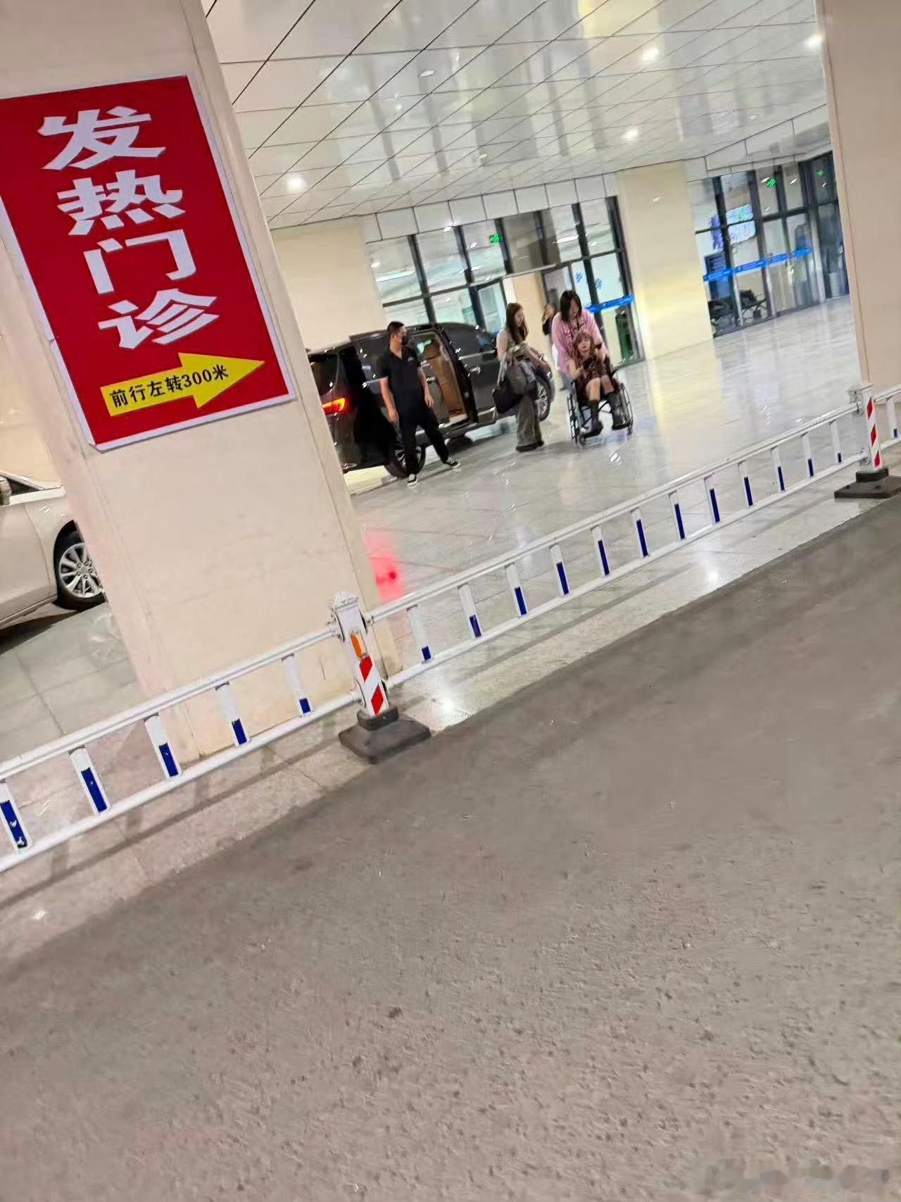 黄霄雲晕倒黄霄雲演出晕倒🙌每一场舞台都倾尽所有，黄霄雲用实力和敬业圈粉无数，如