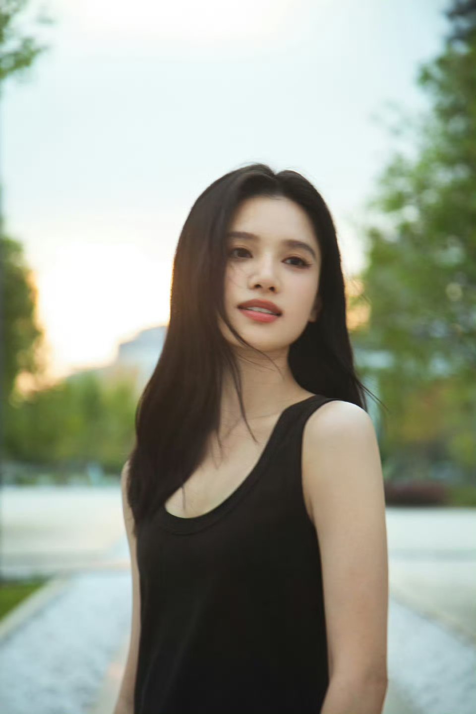 张婧仪就是在小区楼下拿着相机随便按都能拍出绝美人生镜头 ​ ​​​