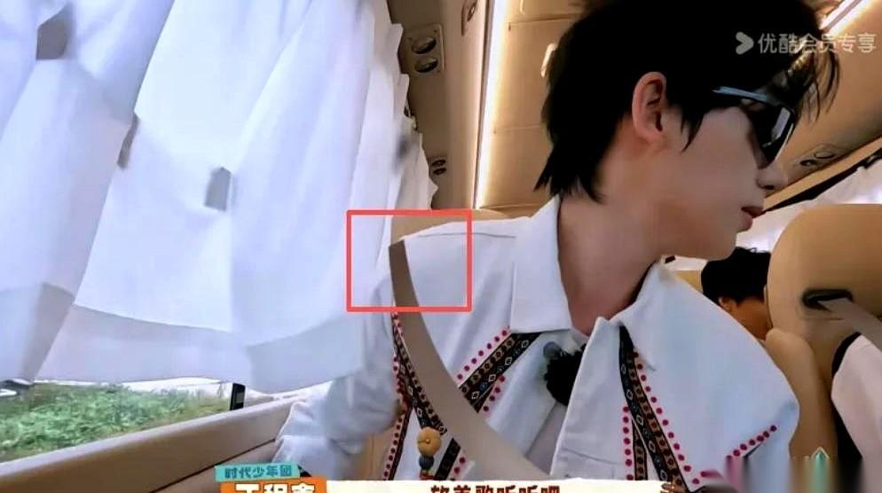 综艺《这就是我的西游2》一个镜头突然爆了。
车里，一个嘉宾身上的安全带，是后期P