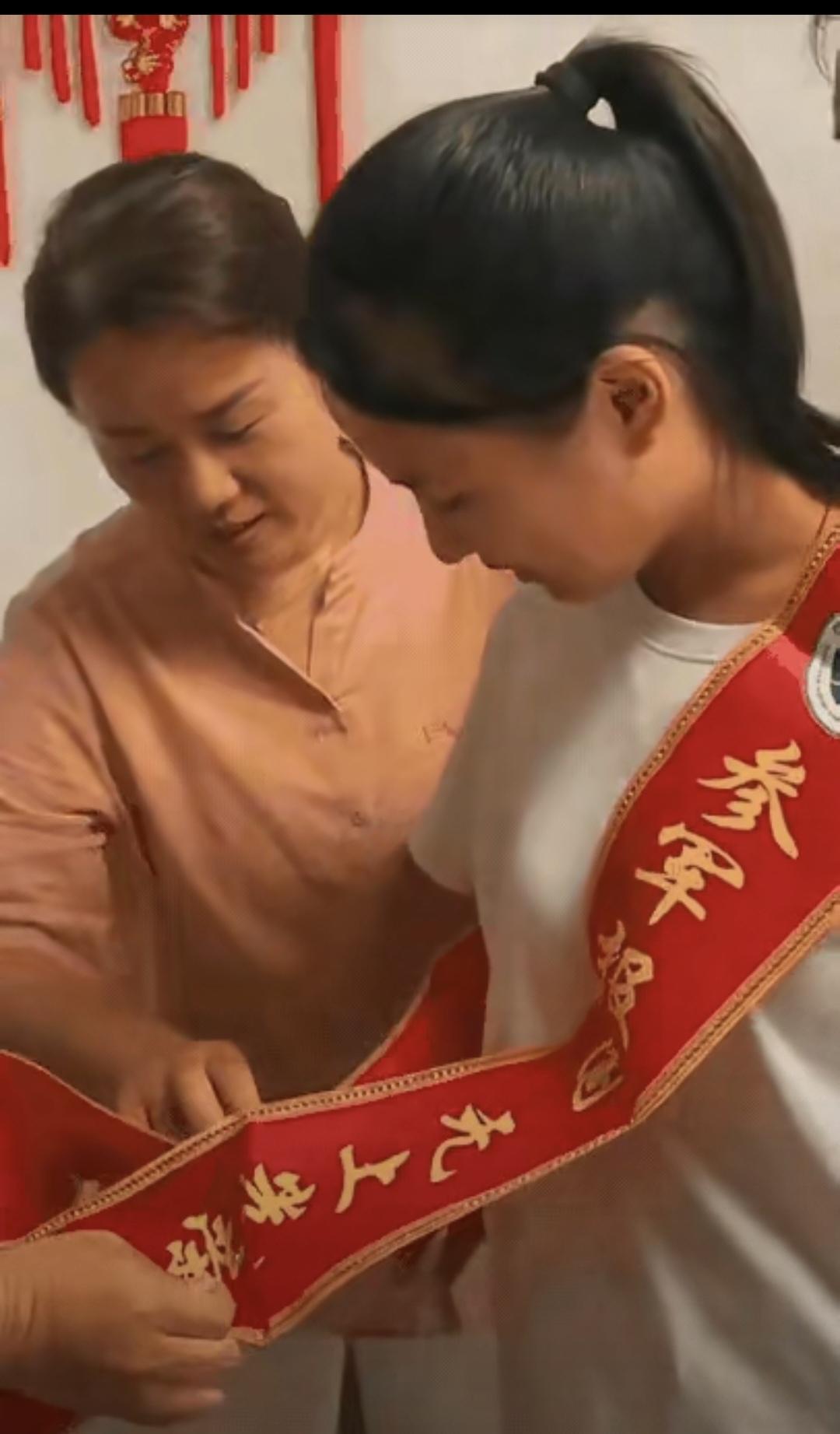 三代从军！山东688分女学霸放弃985选军校，师级干部上门送通知书，排面直接拉满