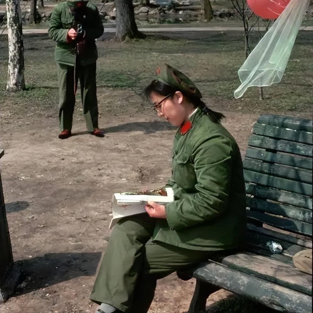 76年我在部队当兵时，有天因为内急冲进旱厕，正好撞见姑娘正在方便，后来她让我赔她