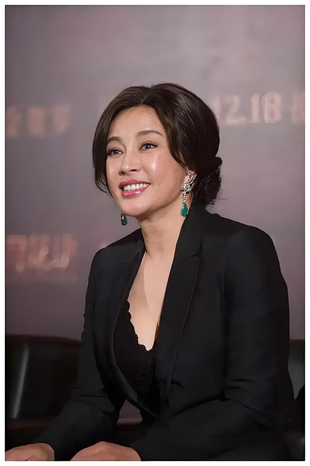 刘晓庆说：“都在传我74岁，1950年10月30日出生，我就纳闷了，这...