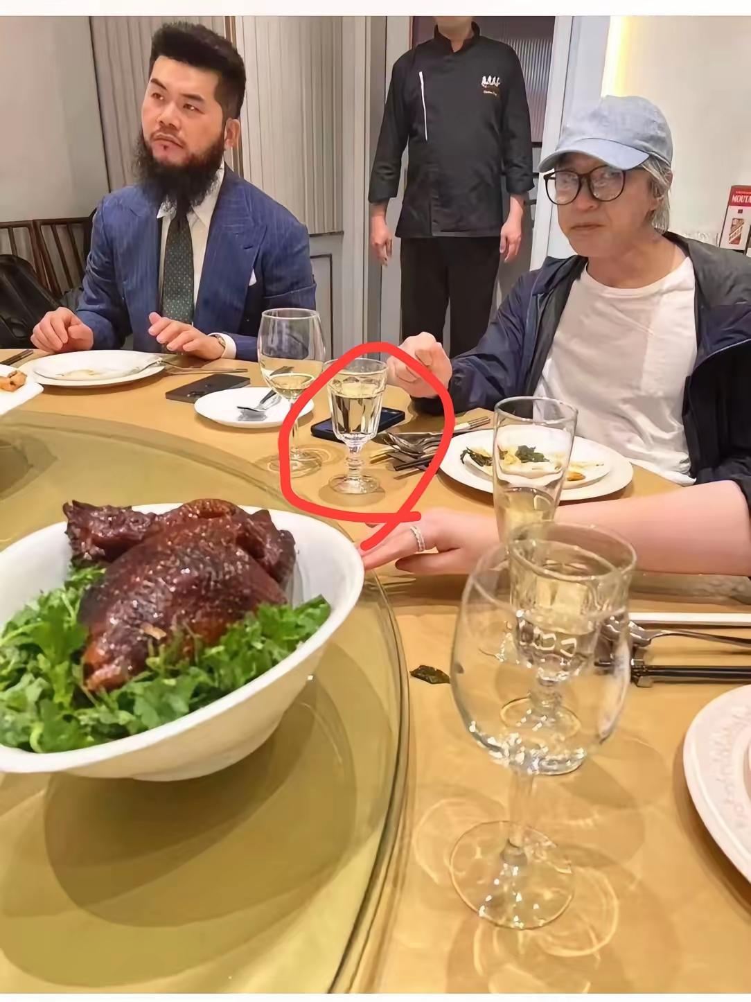 周星驰在饭局上只喝白开水，这是不是挺令人意外？饭局上大家推杯换盏，白酒、红酒、饮