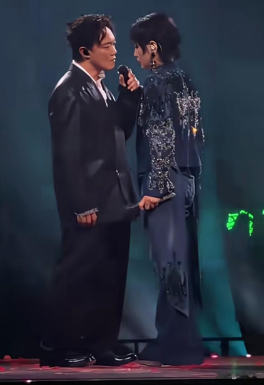 陈奕迅&周笔畅，你瞅啥？瞅你咋地！
这俩人在演绎《十面埋伏》吗？
没有一丝丝暧昧