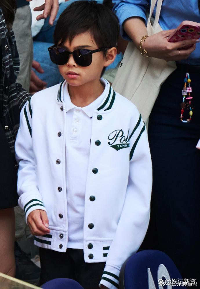 周杰伦昆凌8岁儿子正脸照网友偶遇周杰伦昆凌带儿子罗密欧现身澳网观赛，同行的还有吴