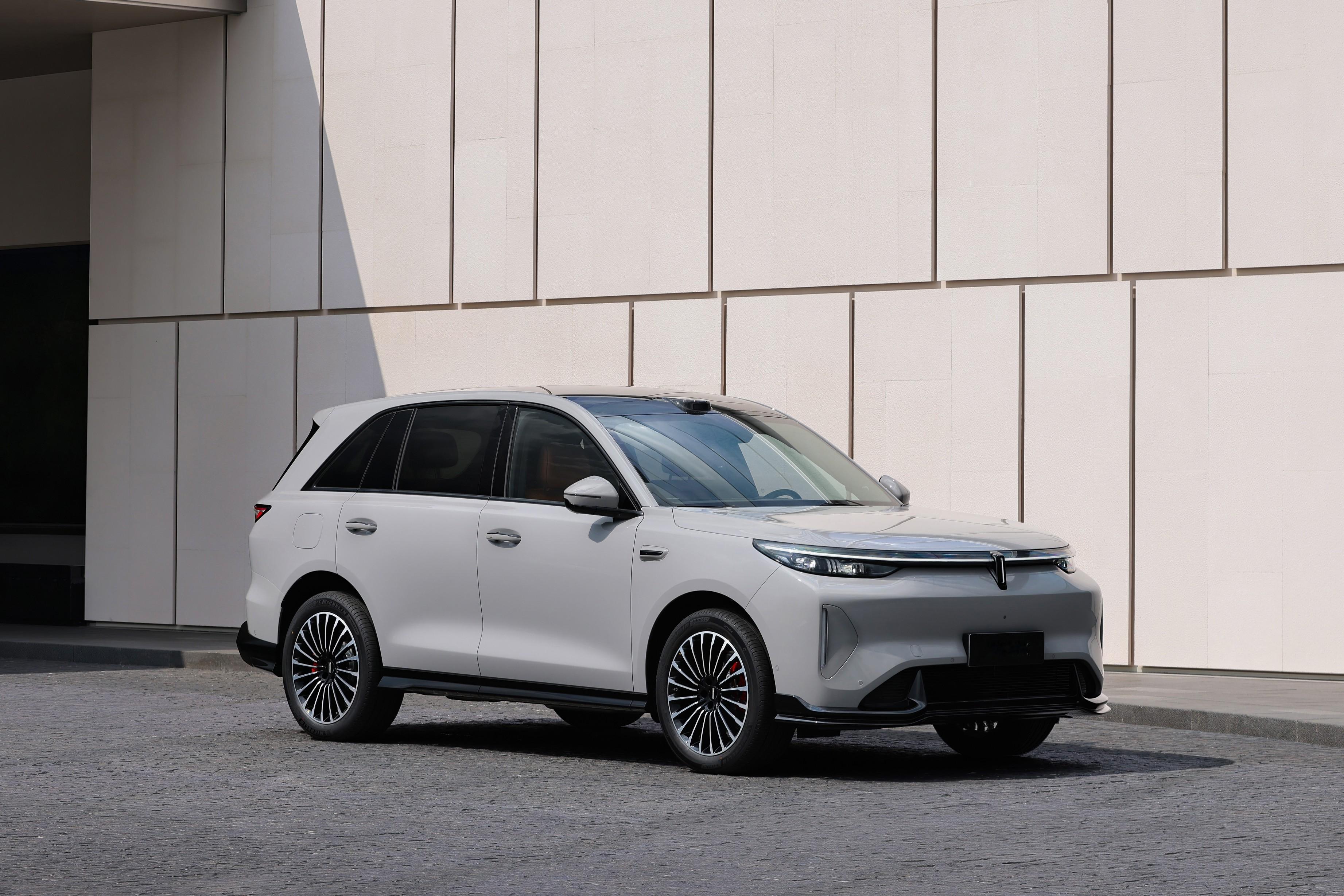 魏牌V8X正式上市，这次推出两个系列：豪华家庭版和运动版，共5款配置，“一车双版