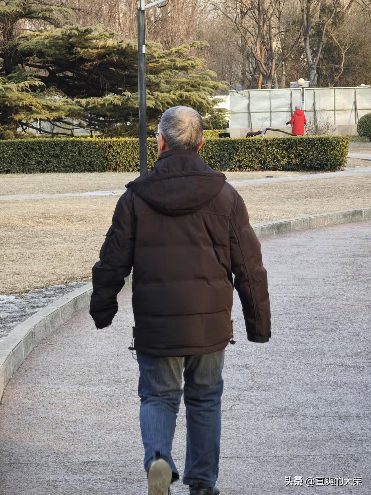 你是一个人遛弯吗？
俺也是一个人遛弯，总觉得自由自在，随心而欲，不受约束，没有必