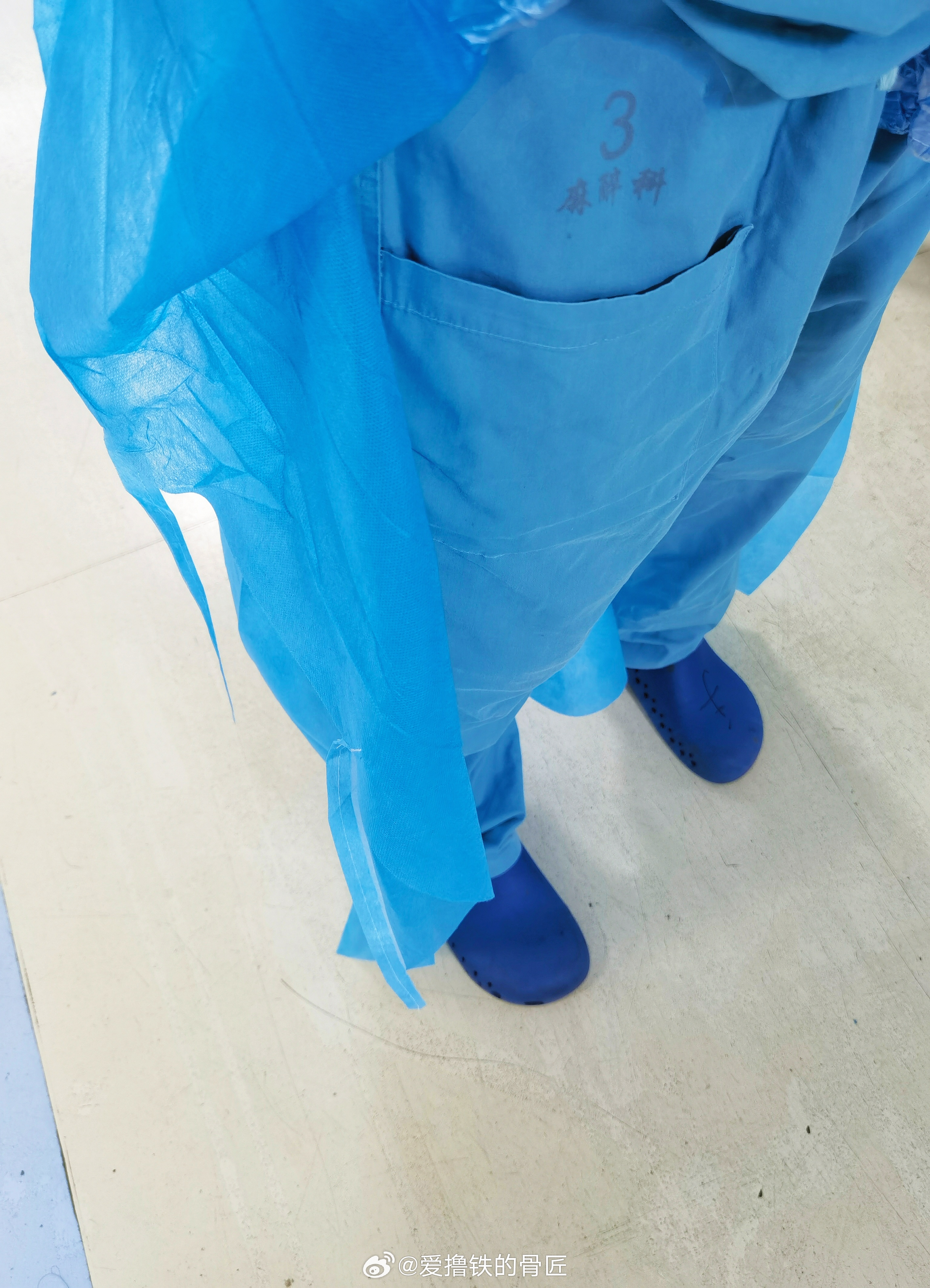 我也是醉了，3号最大了，今天真没一屁股往地下坐，就蹲下捡了个单髁腿架，就听着嗤啦