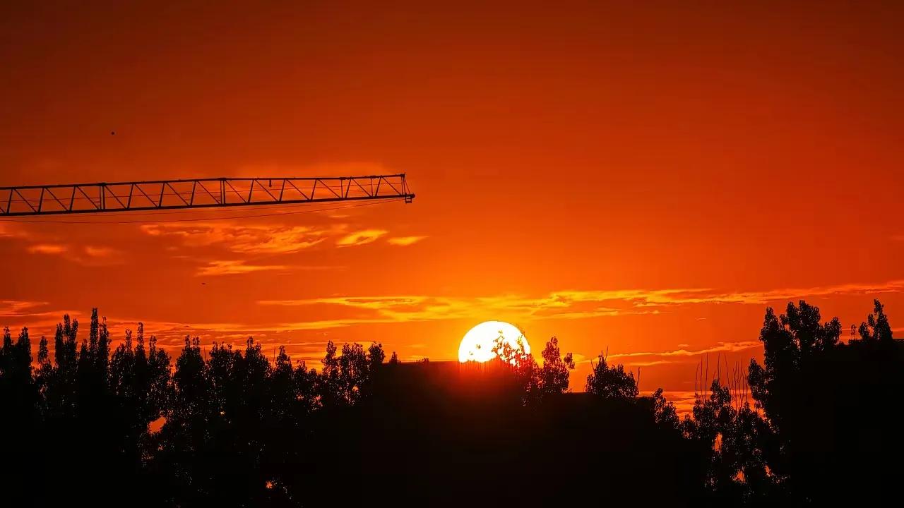 夕阳西下，断肠人在天涯。
