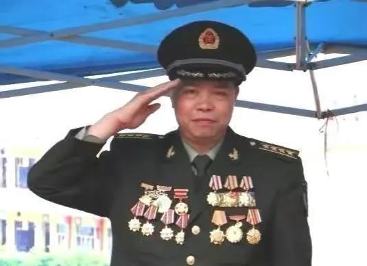1985年，侦察兵隆志勇乔装越境侦查，在一座桥上被巡逻的越军认出后，从背后朝他开
