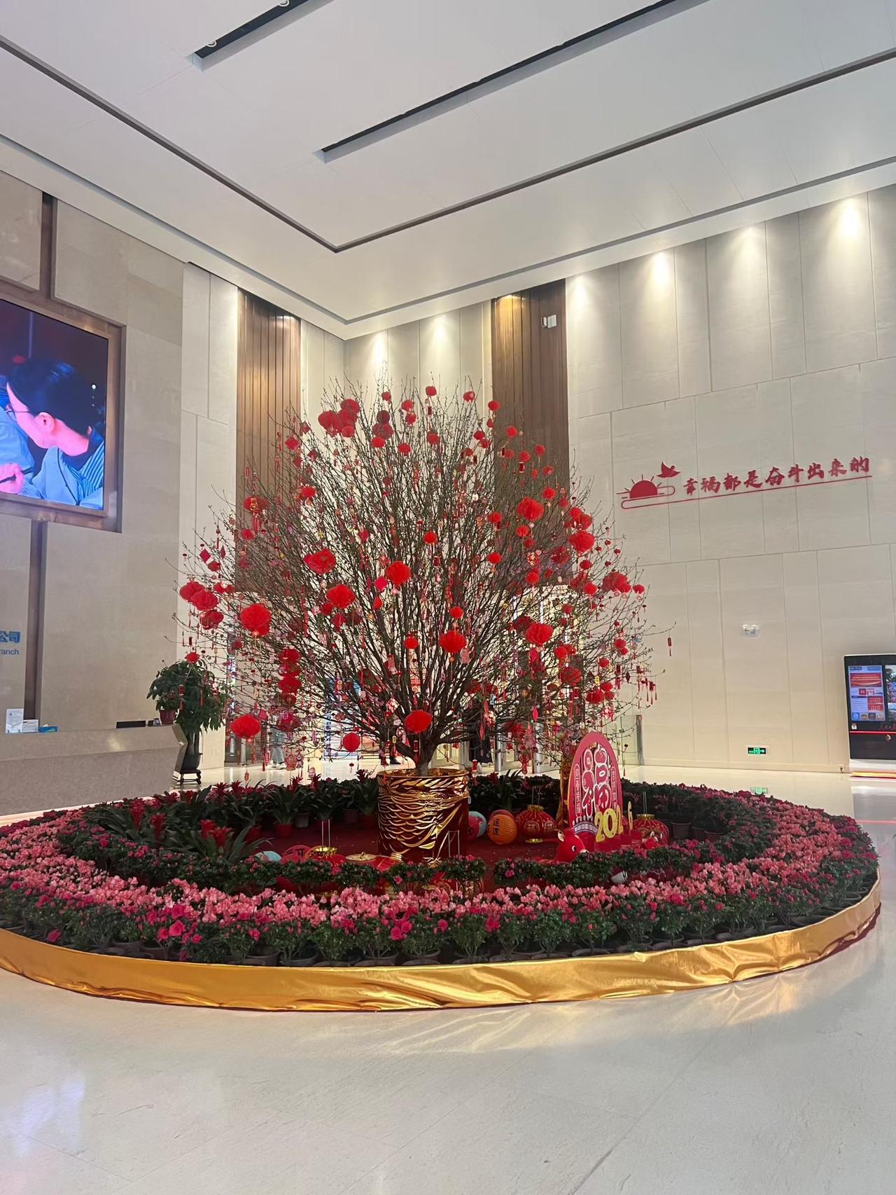 人们总以为幸福是遥不可及的幸运，是不劳而获的馈赠，可回头看，每一次心安、每一份收