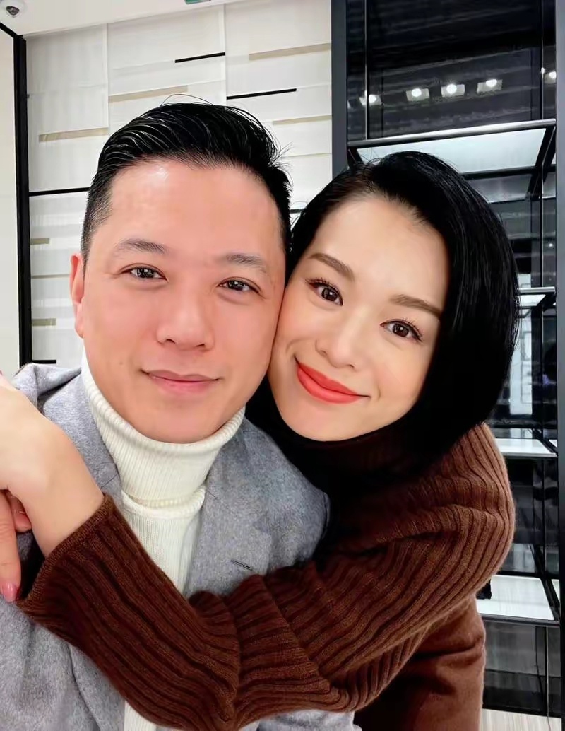 胡杏儿回应老公再次独自去夜店胡杏儿回应老公再次独自去夜店：很正常的社交。 ​​​