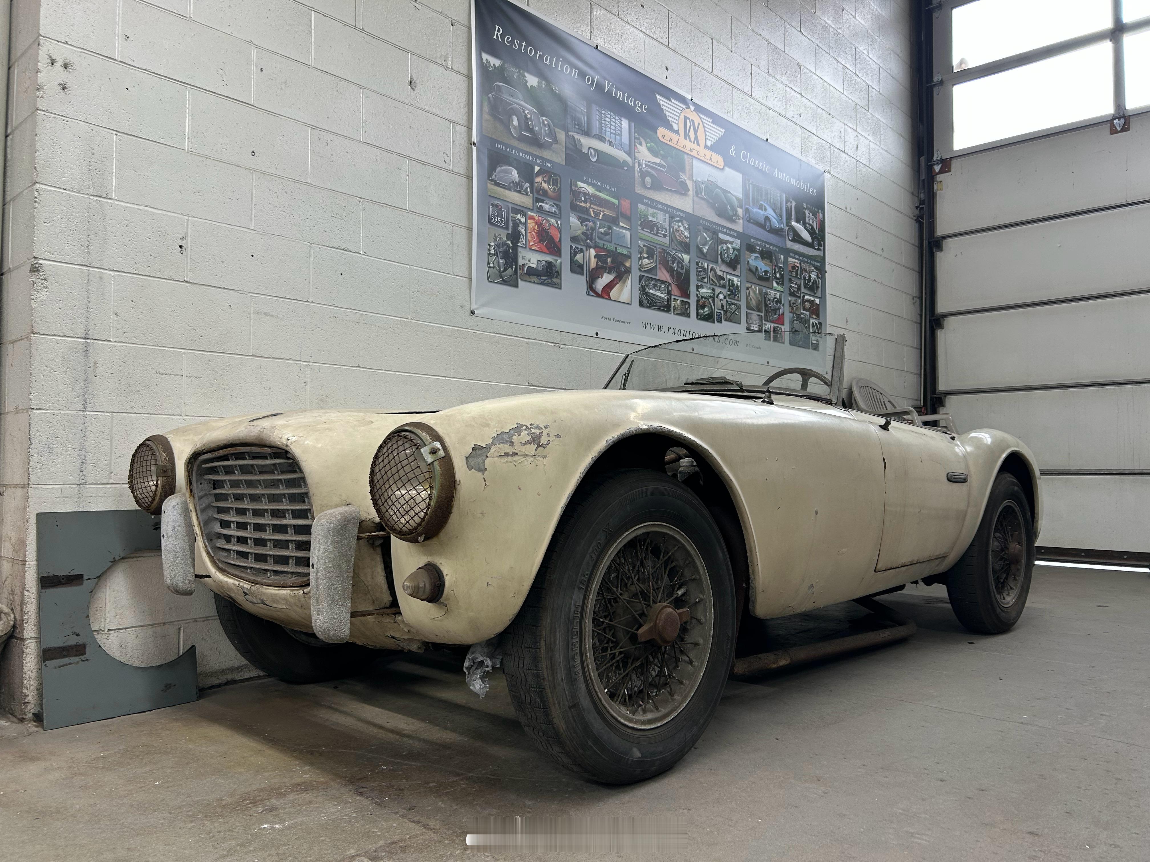 冒雨，跨海，来到朋友的工坊，为了看刚送来的稀世珍宝。这次还是至尊小众品牌 Sia