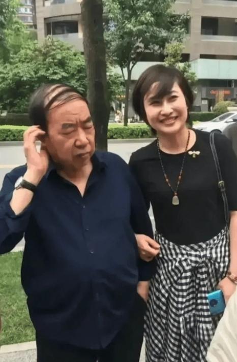 1996年，44岁的贾平凹，娶27岁的护士郭梅为妻。婚后，他问妻子：“我每周可不