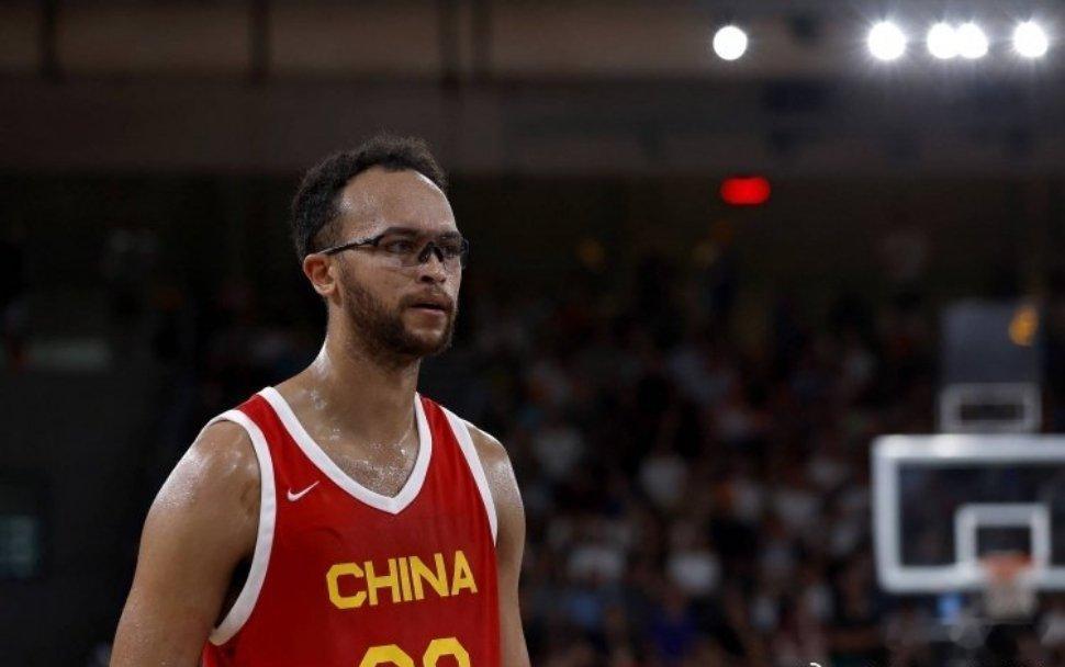 近期有关中国男篮归化球员李凯尔是否继续代表中国男篮出战的讨论甚嚣尘上。李凯尔的相