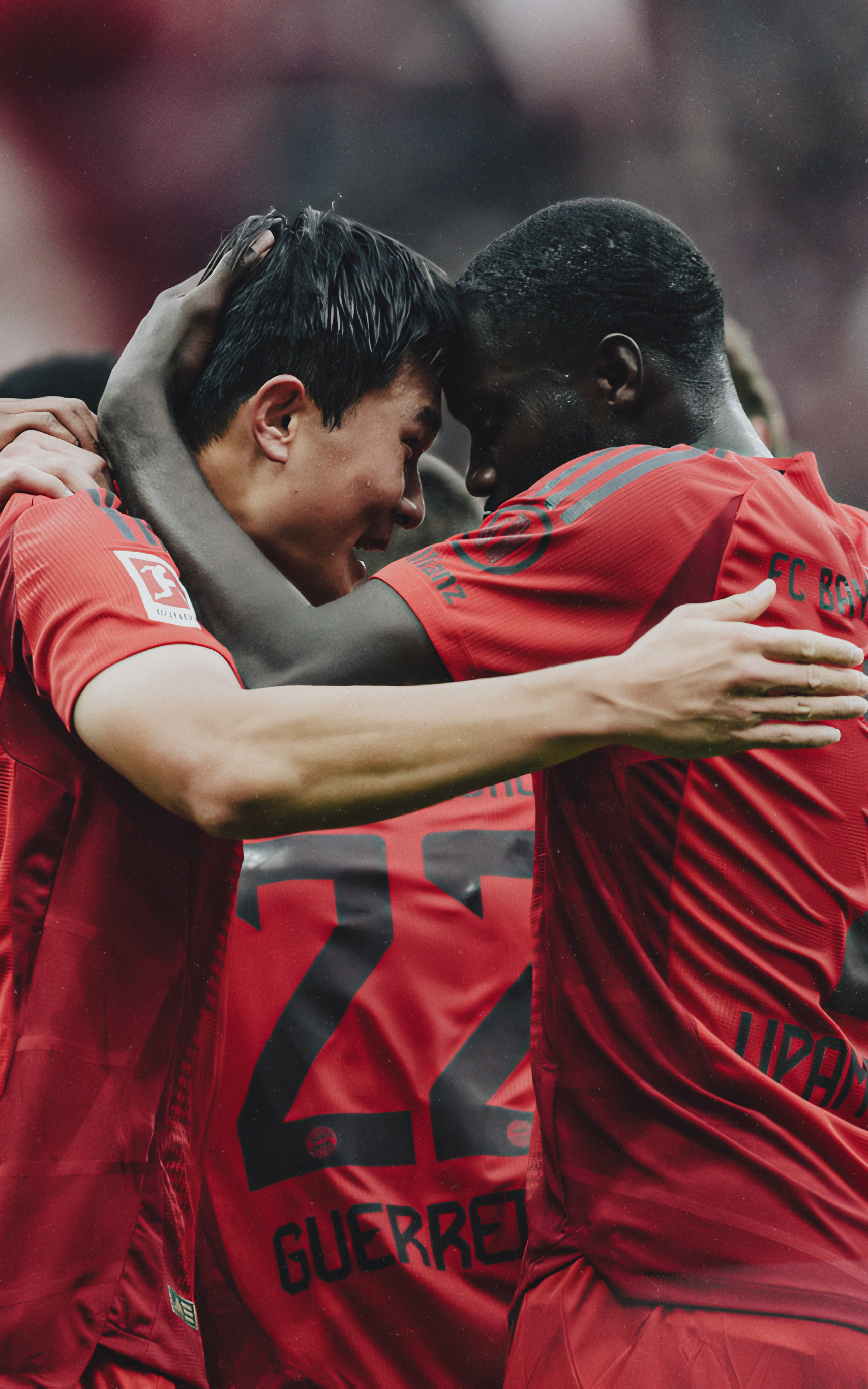 当金玟哉和乌帕梅卡诺同场破门。🇰🇷🇫🇷#法兰克福vs拜仁##德甲# ​​