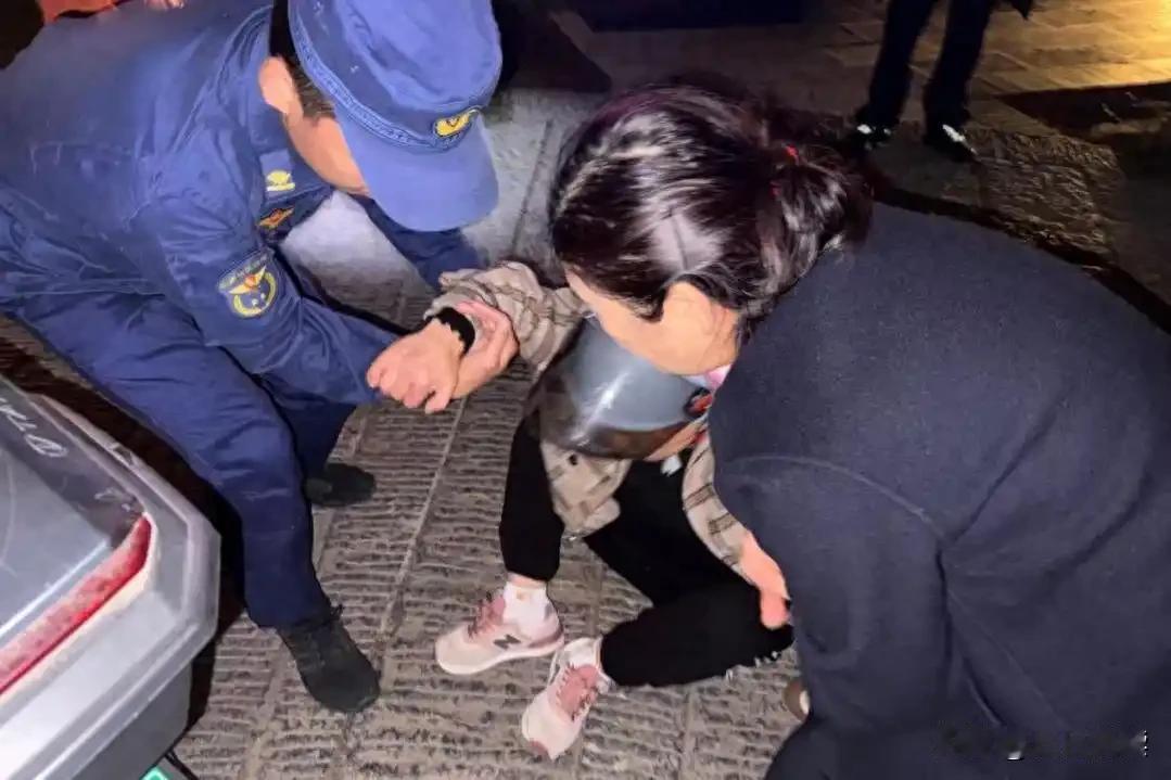 国庆期间刷到一条新闻，荆州东门宾阳楼，一个游客不小心把脚崴了，没法走路。四个执勤