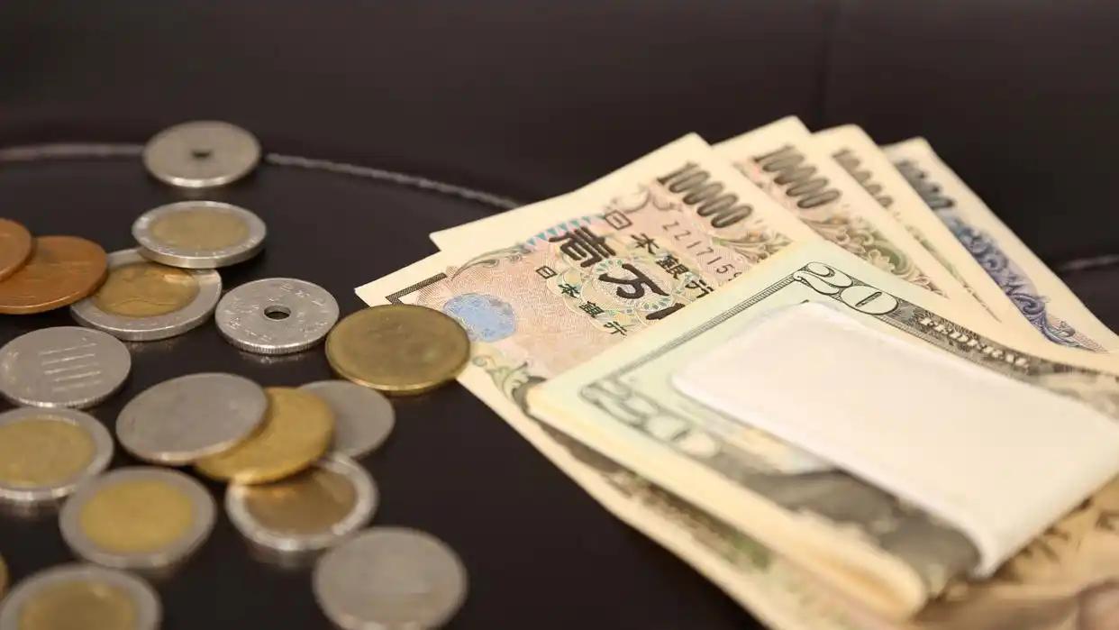 美国这把刀割得真狠！日元兑人民币从8.0跌到4.22，月薪20万日元只剩8500