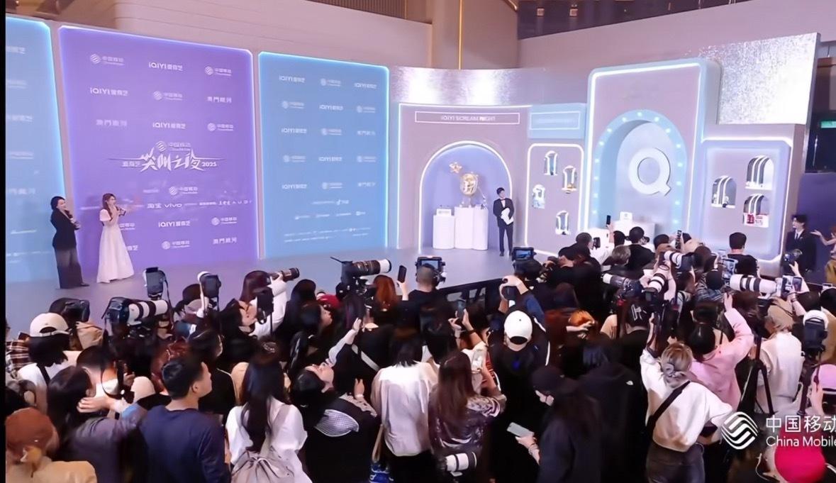 爱奇艺尖叫之夜红毯vs腾讯星光大赏红毯，这样对比更显腾讯鹅寒酸了！