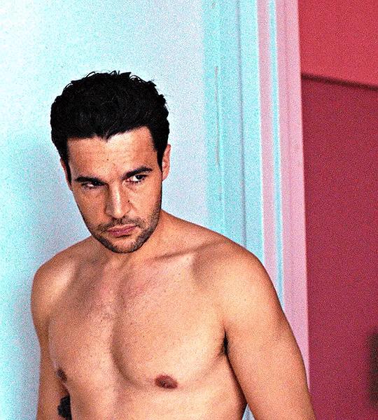 Christopher Abbott《Possessor》

X教授 ​​​