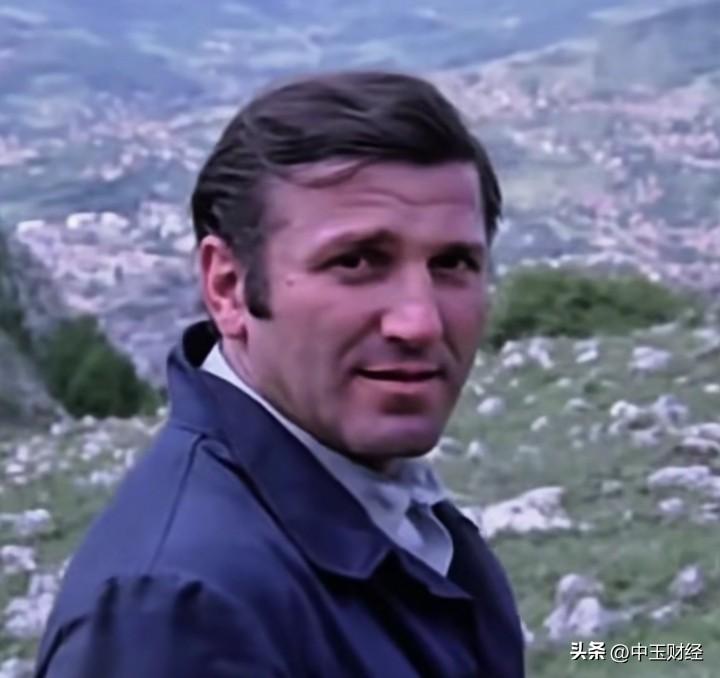 有一部电影叫《瓦尔特保卫萨拉热窝》，德军一会说瓦尔特被击毙，一会儿瓦尔特又复活，