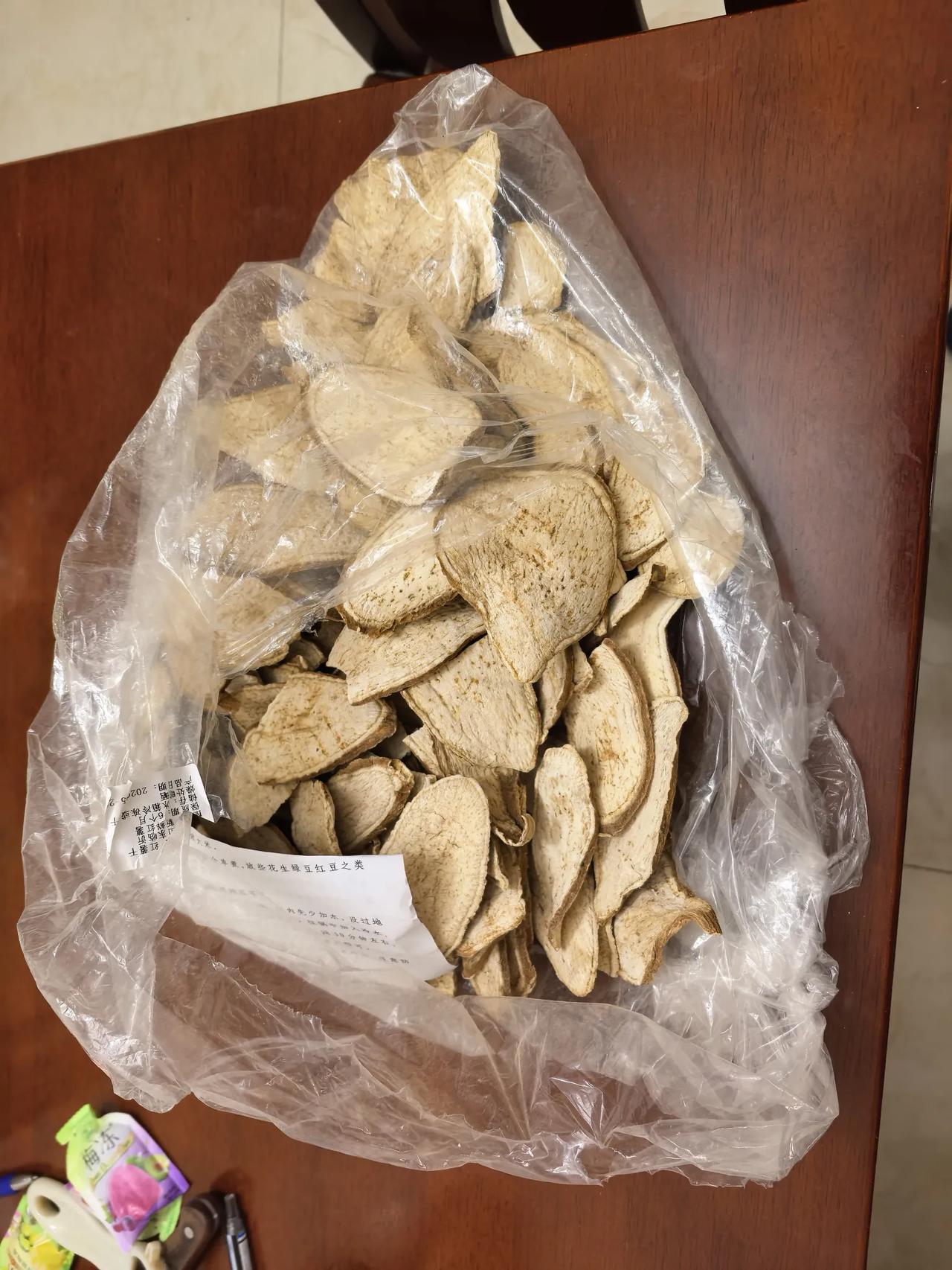 在网店上买了一大包沙芋干，吃了一次扔了。
前些天突然想念小时候沙芋干的味道，忍不