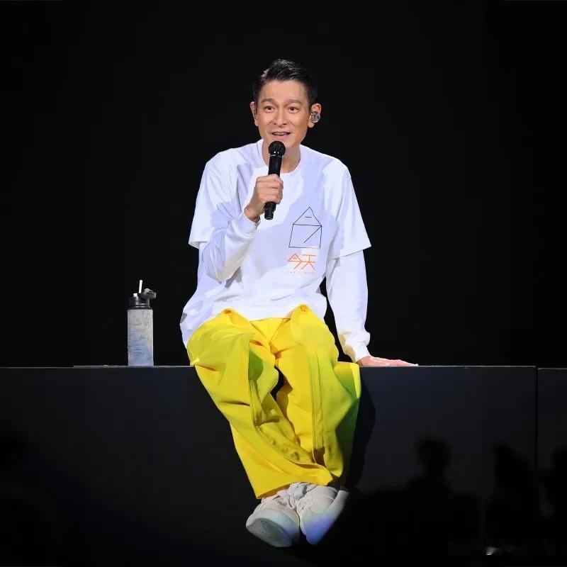 败给台风还是台独分子？刘德华紧急宣布停办台北演唱会

康芮台风来袭，台北市今天停