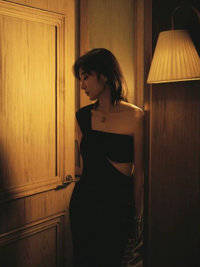 孙千 镜子里的下颌线 尖叫之夜的神级镜头诞生了！镜中侧颜，下颌线的弧度美到失语。